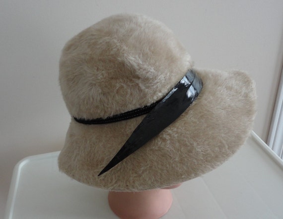70s Beige Felt & Feather Women Hat XS 21 Inches Andre Canada  display picture 3