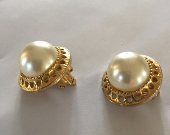 Boucles d'oreilles à clip en fausses perles/dorées des années 60 Chic