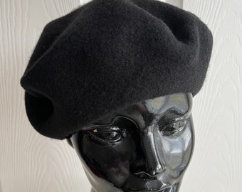 80s Black wool blend beret unisex hat small  10 1/2 inches Beatnik Look