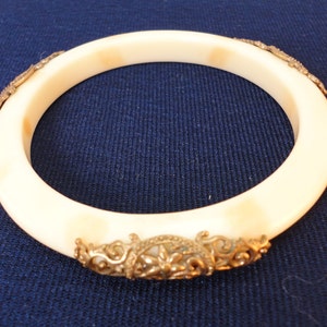 60s cream mottled Lucite Bangle Bracelet Goldtone Accents image 2
