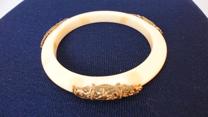 60s cream mottled Lucite Bangle Bracelet Goldtone Accents image 2