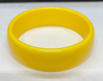 80s Sunny Yellow Plastic Lucite Bangle Bracelet Vintage