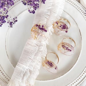 Handgemachte Serviettenringe - Sommerliches Gold Serviettenring Set für Hochzeit, Geburtstag. Tischdekoration für das Osterdiner, neues Wohngeschenk. Lila Blüten