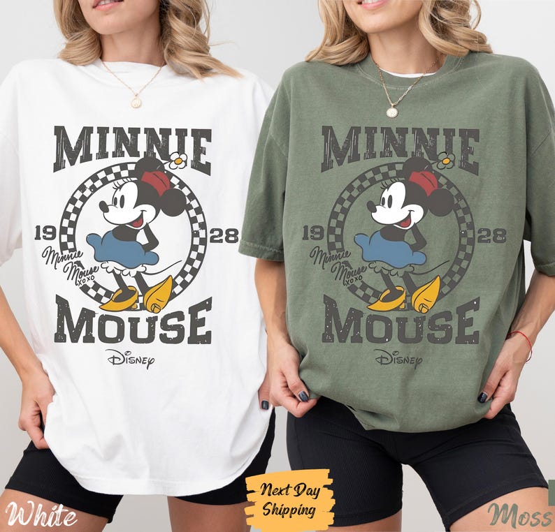 K&ouml;nnte beinhalten: Zwei T-Shirts mit einem Vintage-Grafik von Minnie Mouse. Das wei&szlig;e T-Shirt hat schwarzen Text, der "Minnie Mouse" und "Disney" sagt. Das gr&uuml;ne T-Shirt hat schwarzen Text, der "Minnie Mouse" und "Disney" sagt.