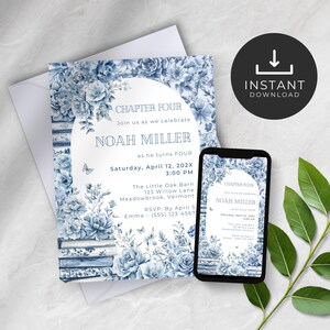 Puede incluir: Una invitación floral azul para una celebración de cuarto cumpleaños. La invitación presenta el texto "Capítulo Cuatro" y "Noah Miller" con detalles del evento. Un teléfono inteligente muestra el mismo diseño. También hay un círculo negro con un icono de descarga.