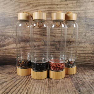 Natuurlijke kristallen waterfles 14 oz glazen edelsteen drinkfles met losse natuurlijke edelstenen Unieke cadeaus voor vrouwen