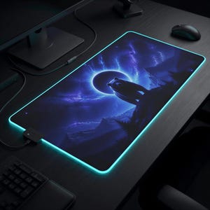 Eclipse Bear Gaming-skrivbordsmatta, Celestial Wildlife Art, RGB-kantdesign (utökad storlek)