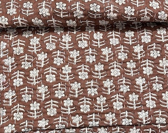 Tela de algodón estampada a mano con bloques, estampado floral dorado y granate, textil artesanal.