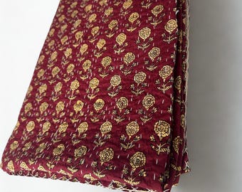 Edredón Kantha de algodón granate con estampado a mano: Ropa de cama india con estampado floral dorado.