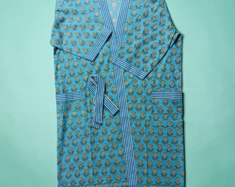 Bata kimono de algodón azul turquesa con estampado floral hecho a mano, ideal para damas de honor.