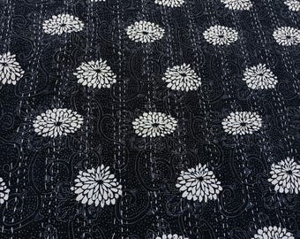 Colcha Kantha floral negra hecha a mano: Colcha de algodón con estampado a mano