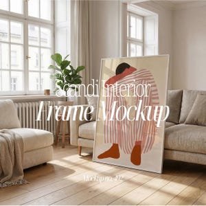 Puede incluir: Una impresión artística enmarcada se apoya contra una pared en una habitación luminosa. La obra de arte presenta una figura con un atuendo a rayas rojas y blancas. Las palabras "Scandi Interior Frame Mockup" y "Mockup no. 492" se muestran.