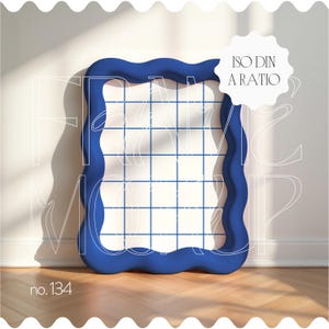 Peut inclure: Un cadre rectangulaire bleu ondulé avec un motif de grille à l'intérieur. Le cadre est appuyé contre un mur blanc avec un sol en bois. Le texte "ISO DIN A RATIO" est écrit en blanc sur un cercle blanc dans le coin supérieur droit de l'image. Le texte "no. 134" est écrit en blanc dans le coin inférieur gauche de l'image.