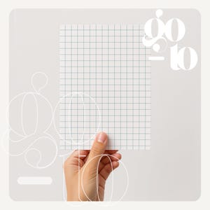 Op de afbeelding: Een hand die een wit geruit papier vasthoudt met lichtgroene lijnen. Het papier is rechthoekig en heeft een rasterpatroon. Het woord "go to" is in een gestileerd lettertype geschreven.