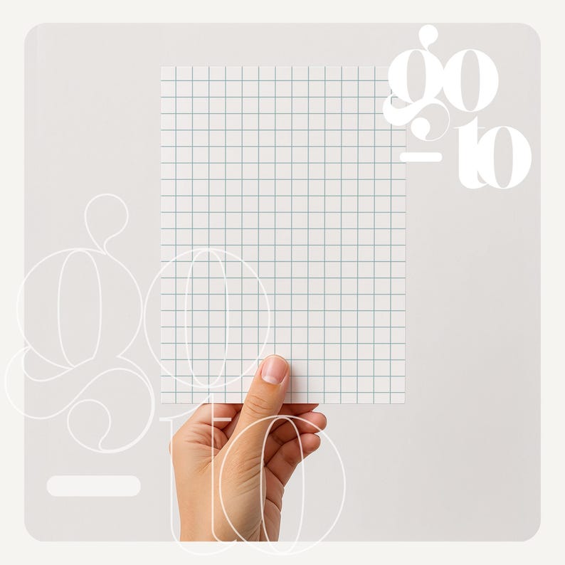 Op de afbeelding: Een hand die een wit geruit papier vasthoudt met lichtgroene lijnen. Het papier is rechthoekig en heeft een rasterpatroon. Het woord "go to" is in een gestileerd lettertype geschreven.