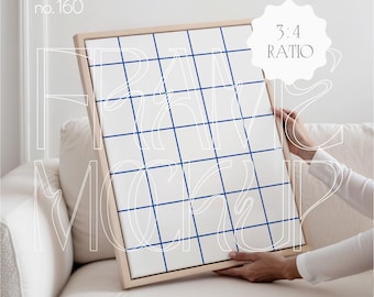 Op de afbeelding: Een houten frame met een wit canvas en een blauw rasterpatroon. Het frame wordt vastgehouden door een hand. De tekst "3:4 RATIO" is zichtbaar in de rechterbovenhoek van de afbeelding.
