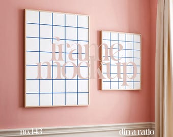 Op de afbeelding: Twee houten fotolijsten met een rasterpatroon op een roze muur. De grotere lijst is links en de kleinere lijst is rechts. De lijsten zijn leeg en klaar voor uw kunstwerken.