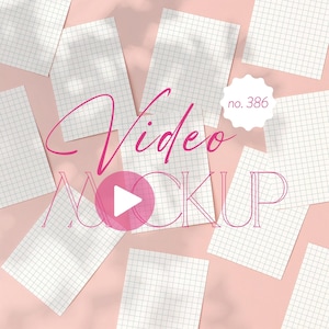 Puede incluir: Un fondo rosa con hojas de papel cuadriculado dispersas. Las palabras "Video MOCKUP" están escritas en una fuente rosa, con un icono de botón de reproducción. Una etiqueta blanca dice "no. 386".