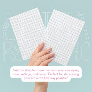 Op de afbeelding: Twee witte geruite papieren vellen die door een hand tegen een lichtblauwe achtergrond worden gehouden. De rasterlijnen zijn lichtblauw. De afbeelding bevat de tekst: "Bezoek onze shop voor meer mockups in verschillende stijlen, maten, instellingen en kleuren."