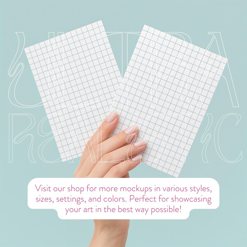 Op de afbeelding: Twee witte geruite papieren vellen die door een hand tegen een lichtblauwe achtergrond worden gehouden. De rasterlijnen zijn lichtblauw. De afbeelding bevat de tekst: "Bezoek onze shop voor meer mockups in verschillende stijlen, maten, instellingen en kleuren."