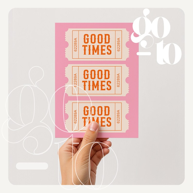 Op de afbeelding: Een hand die een roze kaart vasthoudt met drie oranje en cr&egrave;mekleurige ticketstroken met de tekst "GOOD TIMES". De tickets hebben de nummers "62289A" erop gedrukt. De achtergrond is wit met de woorden "go to" in een witte, gestileerde letter.