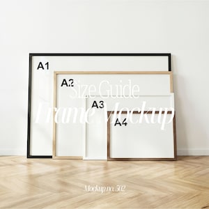 Può includere: Un mockup di cornice con quattro cornici rettangolari di diverse dimensioni: A1, A2, A3 e A4. Le cornici hanno finiture nere, in legno chiaro e in legno scuro. Il testo "Size Guide Frame Mockup" è visualizzato sulle cornici. Il testo "Mockup no. 502" è in basso.