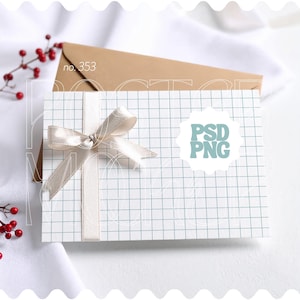 Grußkarten-Mockup im Format 5x7, Postkarten-Mockup mit Schleife, Einladungs-Mockup-Karte PSD & PNG