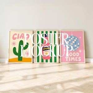 Peut inclure: Trois affiches encadrées dans des cadres en bois clair. L'affiche de gauche montre un cactus vert sur un désert jaune avec le texte Ciao. L'affiche centrale présente une bouteille d'Aperol Spritz sur un fond rayé vert. L'affiche de droite montre une boule à facettes bleue.