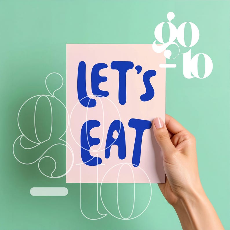 Op de afbeelding: Een roze kaart met de woorden "LET'S EAT" in vette blauwe letters wordt vastgehouden door een hand. Witte tekst leest "go to" in de rechterbovenhoek. De achtergrond is effen turquoise.