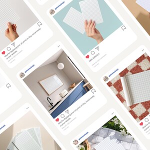 Op de afbeelding: Een verzameling mockups met ruitjespapier in verschillende omgevingen. De afbeeldingen worden weergegeven in Instagram-achtige frames, met kunstafdrukken in een thuisomgeving, vastgehouden door handen en opgerold op een kleed. De tekst luidt: "Ideaal voor het weergeven van uw kunstdrukken op Etsy, sociale media of uw website."