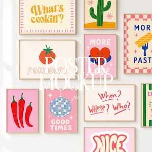 Könnte beinhalten: Eine Sammlung gerahmter Wandbilder mit verschiedenen grafischen Motiven, darunter eine Tomate mit dem Text POMODORO, eine Discokugel mit GOOD TIMES, ein Herz, ein Kaktus, Chilischoten und der Schriftzug What's cookin'?