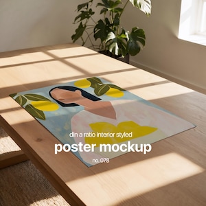 Può includere: Un mockup di poster con un dipinto di una persona con i capelli scuri e una camicia bianca, circondata da limoni gialli e foglie verdi. Il testo "din a ratio interior styled poster mockup no. 078" è in fondo al poster.