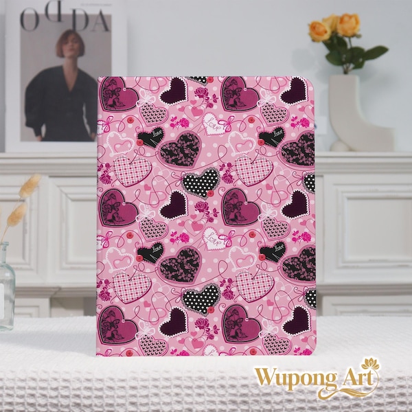 Funda para iPad con estampado de corazones rosas. Compatible con los nuevos iPad Pro (2025 y 2024), iPad Pro de 13" y 11", iPad Air (7, 6 y 5), iPad (9 y 10.ª generación), iPad A16 de 11", iPad Mini (7, 6 y 5). Funda personalizada para iPad.