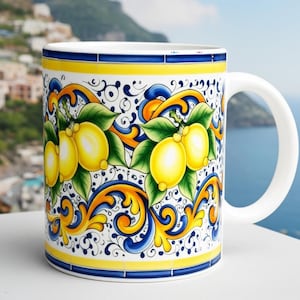 Peut inclure: Un mug en c&eacute;ramique blanche orn&eacute; d'un motif vif de citrons jaune vif avec des feuilles vertes, sur un fond d&eacute;coratif compos&eacute; de volutes bleues et jaunes et de bordures g&eacute;om&eacute;triques, dot&eacute; d'une anse lat&eacute;rale robuste.