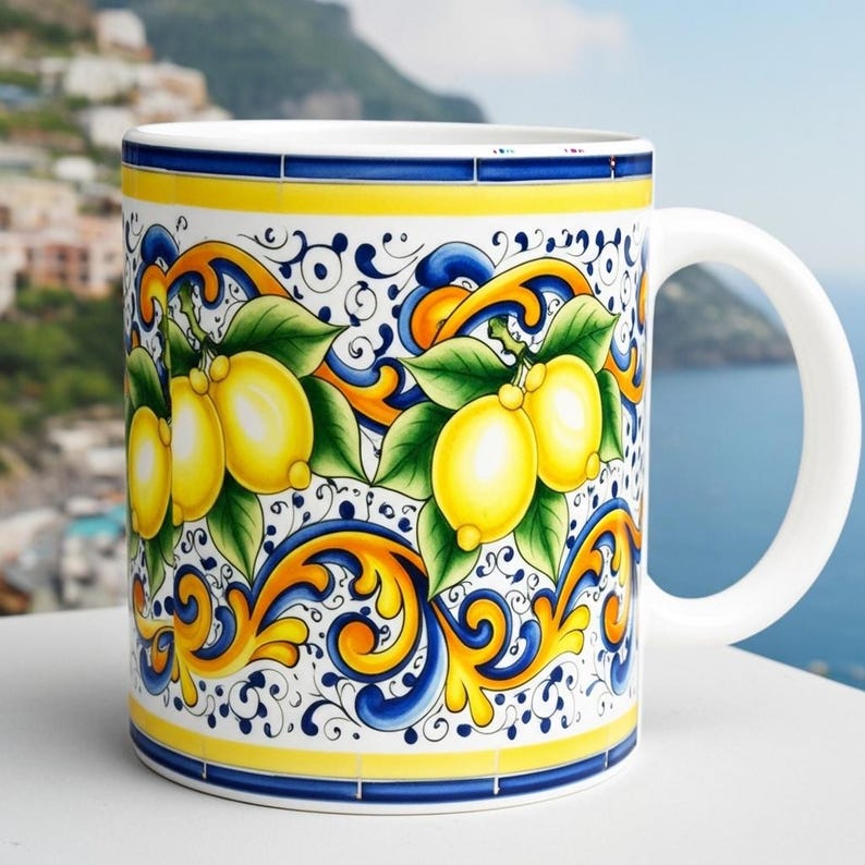 Peut inclure: Un mug en c&eacute;ramique blanche orn&eacute; d'un motif vif de citrons jaune vif avec des feuilles vertes, sur un fond d&eacute;coratif compos&eacute; de volutes bleues et jaunes et de bordures g&eacute;om&eacute;triques, dot&eacute; d'une anse lat&eacute;rale robuste.