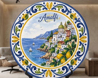 Plato decorativo de cerámica con escena de un vibrante pueblo costero de Amalfi, Italia.