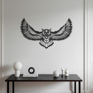Decorazione murale in metallo raffigurante un gufo volante / Decorazione murale con silhouette di grande gufo / Scultura da parete con uccello intricato / Arte rustica in metallo per la casa