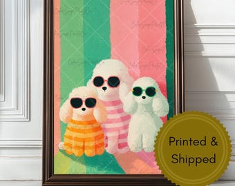 Könnte beinhalten: Ein gerahmter Druck mit drei Illustrationen weißer Pudel mit Sonnenbrillen. Die Pudel sind vor einem farbenfrohen, gestreiften Hintergrund aus Rosa, Grün und Weiß platziert. Der Druck ist in einem braunen Rahmen. Der Druck hat den Text "Printed & Shipped".