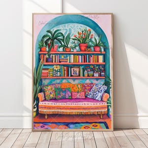 Könnte beinhalten: Eine farbenfrohe Illustration eines Wohnzimmers mit einer Couch, einem Bücherregal und Pflanzen. Die Couch ist mit bunten Kissen bedeckt und hat einen Fransenbesatz. Das Bücherregal ist mit Büchern gefüllt und hat Pflanzen oben drauf. Die Wände sind in Hellblau und Rosa gestrichen.