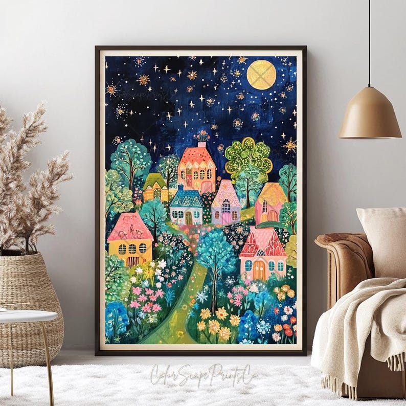 Op de afbeelding: Een aquarel schilderij van een fantasierijk dorp 's nachts. De huizen zijn felgekleurd en hebben unieke details, zoals bloemen en ramen. De lucht is donkerblauw met twinkelende sterren en een volle maan. Het dorp is omgeven door weelderige groene bomen en bloemen.