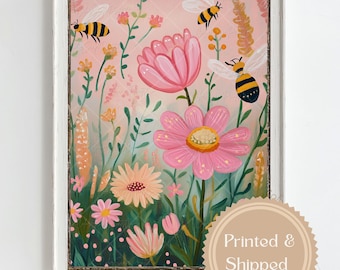 Stampa artistica da parete con fiori selvatici e api, stampa con giardino primaverile con fiori rosa, poster botanico floreale Cottagecore, stampa naturalistica stravagante, decorazione per la cameretta dei bambini
