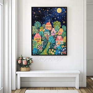 Op de afbeelding: Een kleurrijk schilderij van een fantasievol dorp 's nachts met huizen, bomen en bloemen onder een sterrenhemel met volle maan.