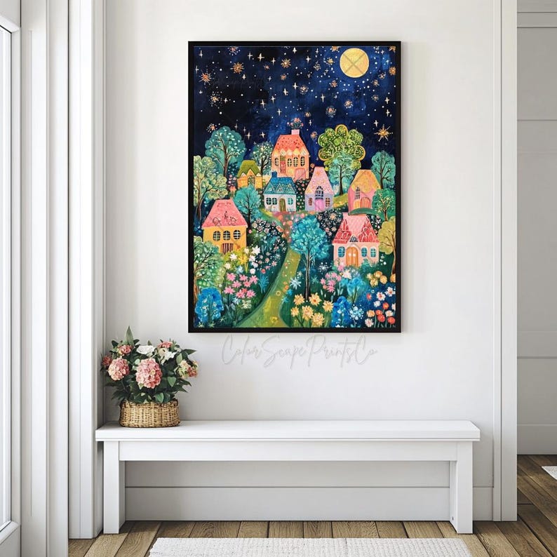 Op de afbeelding: Een kleurrijk schilderij van een fantasievol dorp 's nachts met huizen, bomen en bloemen onder een sterrenhemel met volle maan.