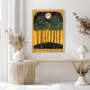 Op de afbeelding: Een digitaal schilderij van een bos sc&egrave;ne met een volle maan en sterren in de nachtelijke hemel. De bomen zijn donkergroen en de achtergrond is helder geel. Het schilderij heeft een fantasievolle en magische sfeer.