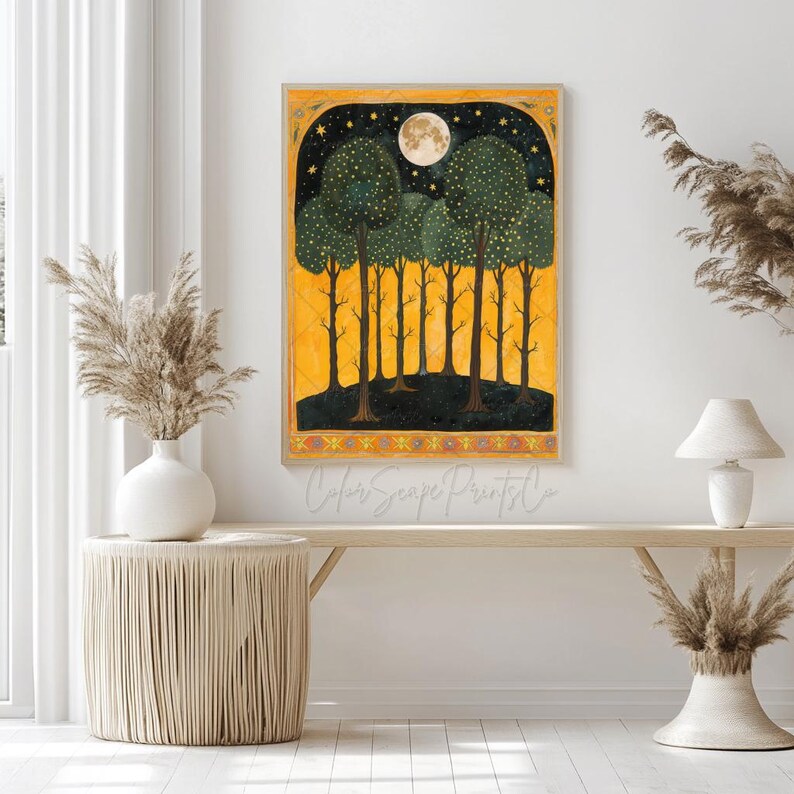 Op de afbeelding: Een digitaal schilderij van een bos sc&egrave;ne met een volle maan en sterren in de nachtelijke hemel. De bomen zijn donkergroen en de achtergrond is helder geel. Het schilderij heeft een fantasievolle en magische sfeer.