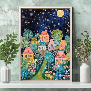 Op de afbeelding: Een schilderij van een fantasierijk dorp 's nachts met kleurrijke huizen, bomen en bloemen. De lucht is donkerblauw met een heldere gele maan en sterren. De huizen zijn roze, geel en blauw met witte versieringen. De bomen zijn groen en de bloemen zijn roze, geel en blauw.