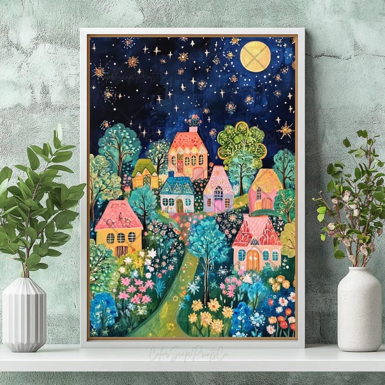 Op de afbeelding: Een schilderij van een fantasierijk dorp 's nachts met kleurrijke huizen, bomen en bloemen. De lucht is donkerblauw met een heldere gele maan en sterren. De huizen zijn roze, geel en blauw met witte versieringen. De bomen zijn groen en de bloemen zijn roze, geel en blauw.