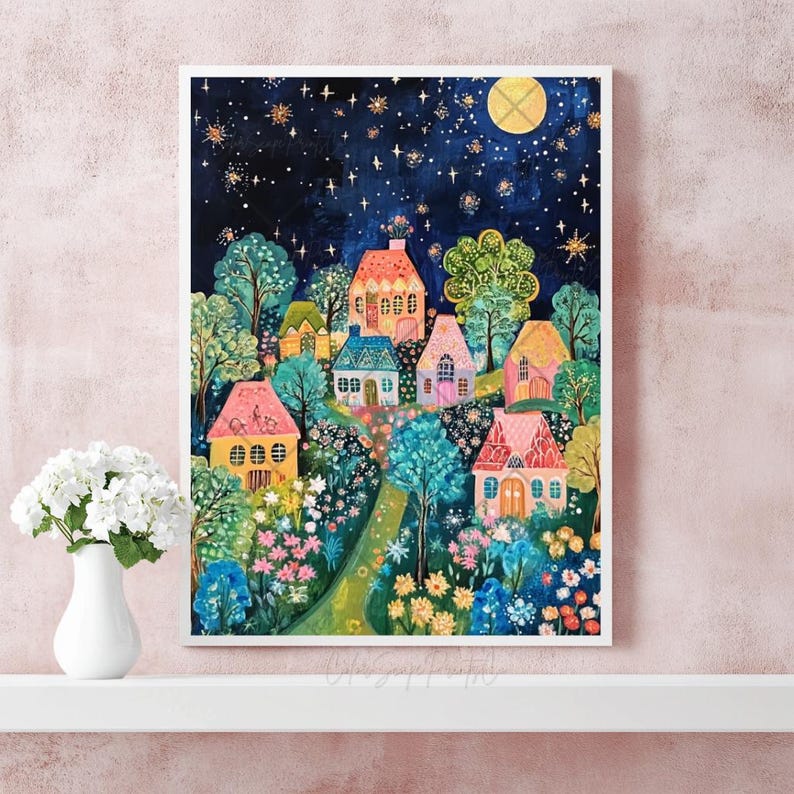 Op de afbeelding: Een schilderij van een fantasierijk dorp 's nachts met kleurrijke huizen, bomen en bloemen. De lucht is donkerblauw met sterren en een volle maan.