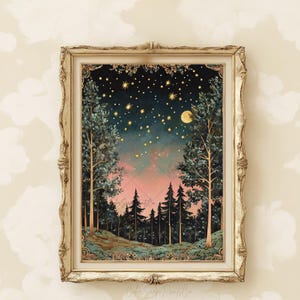 Może przedstawiać: Wydruk w ramie przedstawiający scenę leśną z r&oacute;żowo-niebieskim niebem, pełnią i gwiazdami. Drzewa są sylwetkami na tle nieba.