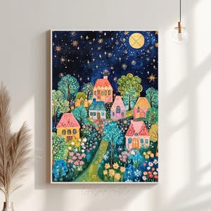 Op de afbeelding: Een schilderij van een fantasierijk dorp 's nachts met kleurrijke huizen, bomen en bloemen. De lucht is donkerblauw met witte sterren en een volle maan. De huizen zijn geschilderd in tinten roze, geel en blauw. De bomen zijn groen en de bloemen zijn in verschillende kleuren.